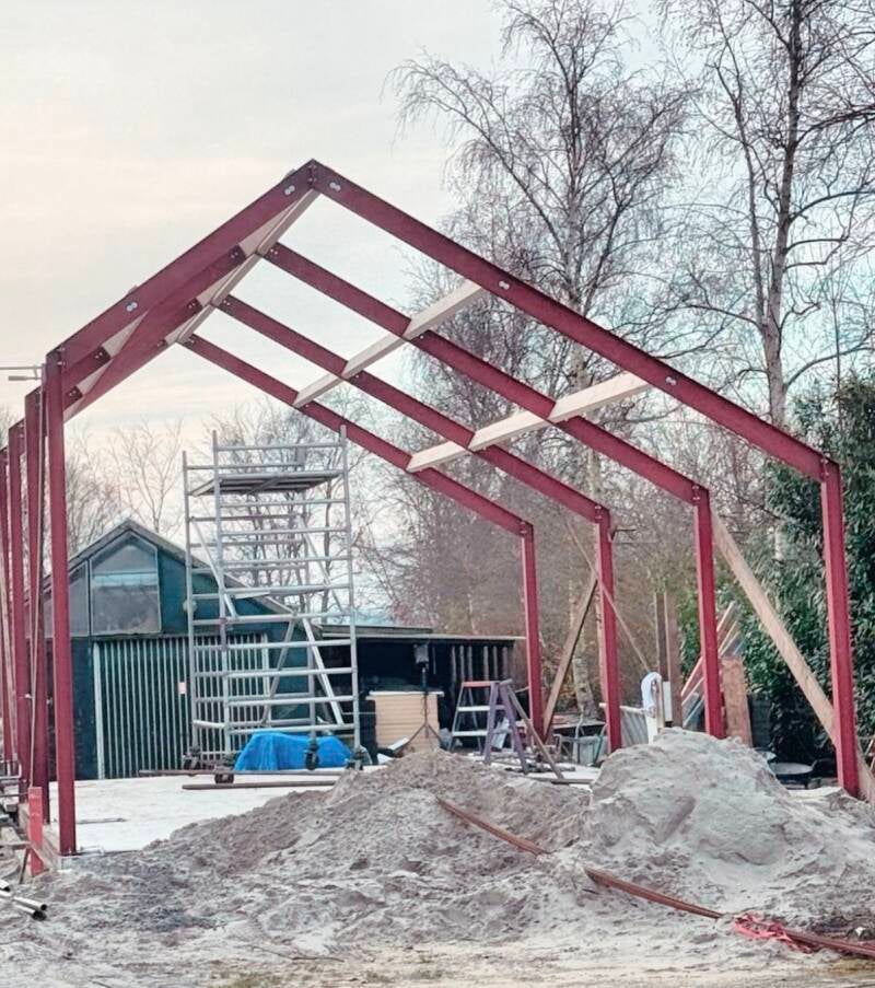 De spanten constructie voor een nieuw te bouw schuur geleverd.