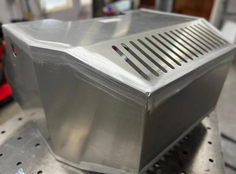 Deze aluminium motorkap van een zitmaaier volledig gelast en geslepen.