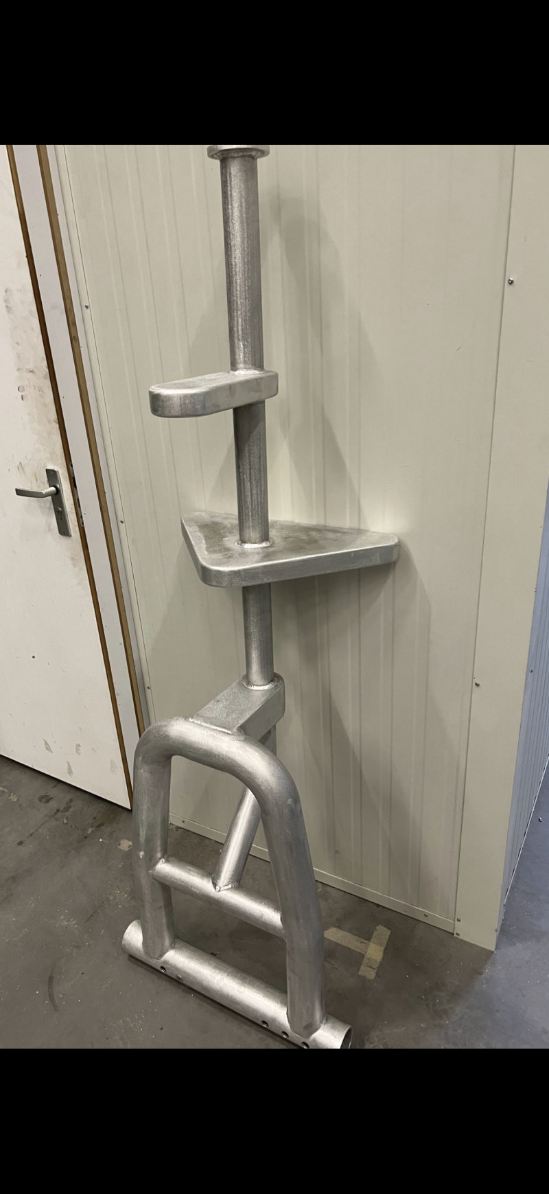 Aluminium kantelbare jachtmast, klaar voor verdere afwerking.