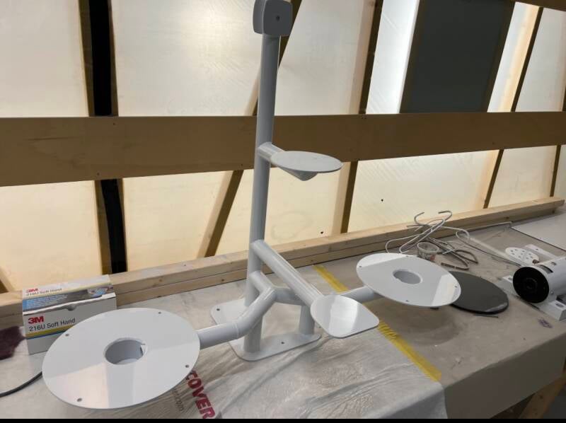 Aluminium vaste jachtmast op maat gemaakt, klaar voor montage van antennes, radar en overige apparatuur.