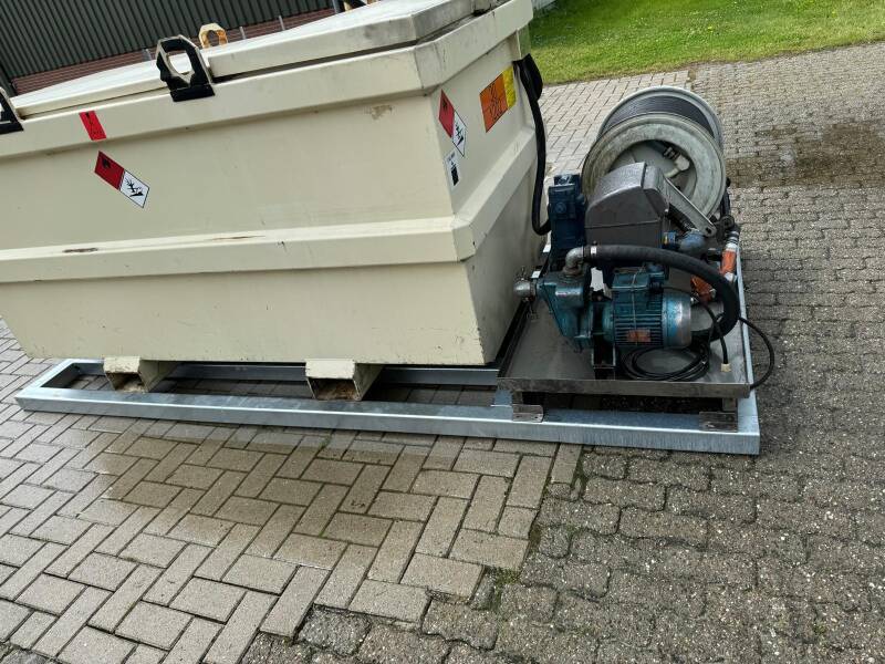 een thermisch verzonken frame gemaakt voor het samenvoegen van deze dieseltank en pomp.