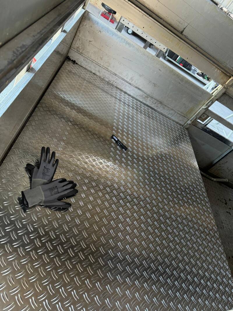 eze veewagen is voorzien van een nieuw stuk aluminium tranenplaat bodem.