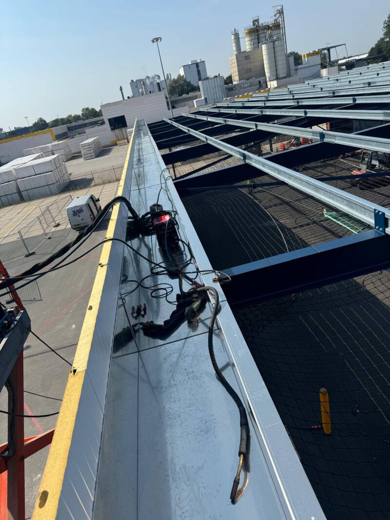 Grote aluminium dakgoten gelast op locatie in Meppel.