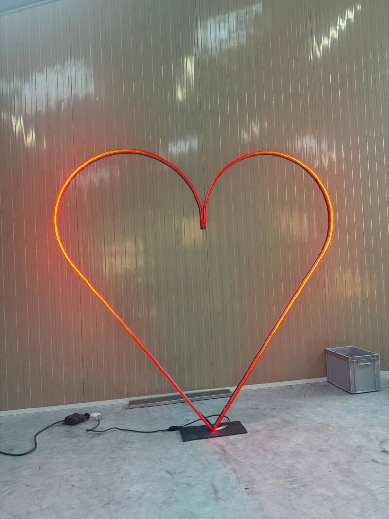 3x Levens groot metalen hart met neon verlichting voor de evenementenverhuur.