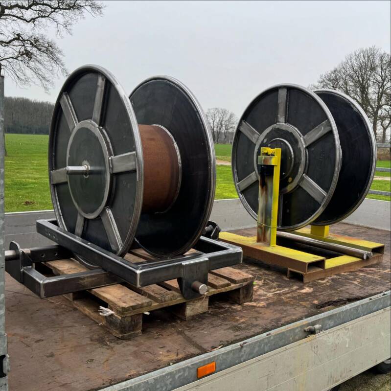 2x Grote haspels voor de reinigingstechniek.