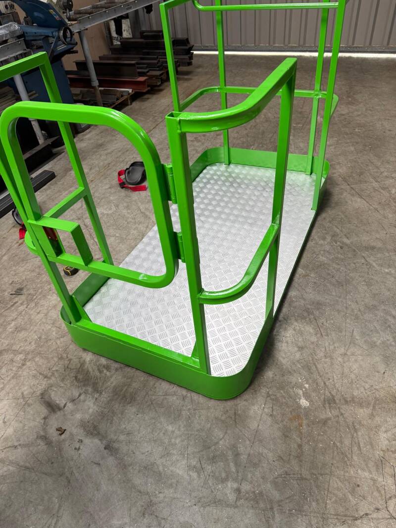 Manbak voorzien van aluminium tranenplaat.