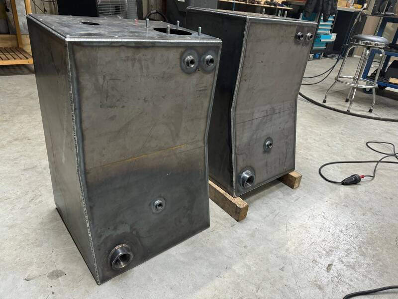 2x Stalen Hydrauliek tanks met gewenste aansluitpunten 