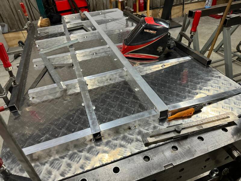 lassen en samenstellen van een aluminium oprijplaat