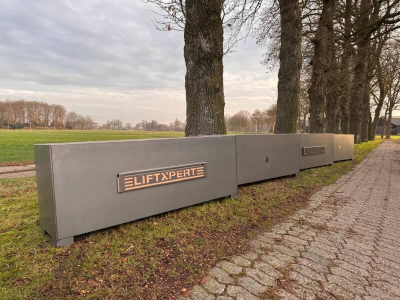 in meppel op maat gemaakte cortenstalen plantenbakken met een stoere 3d-bedrijfsnaam.