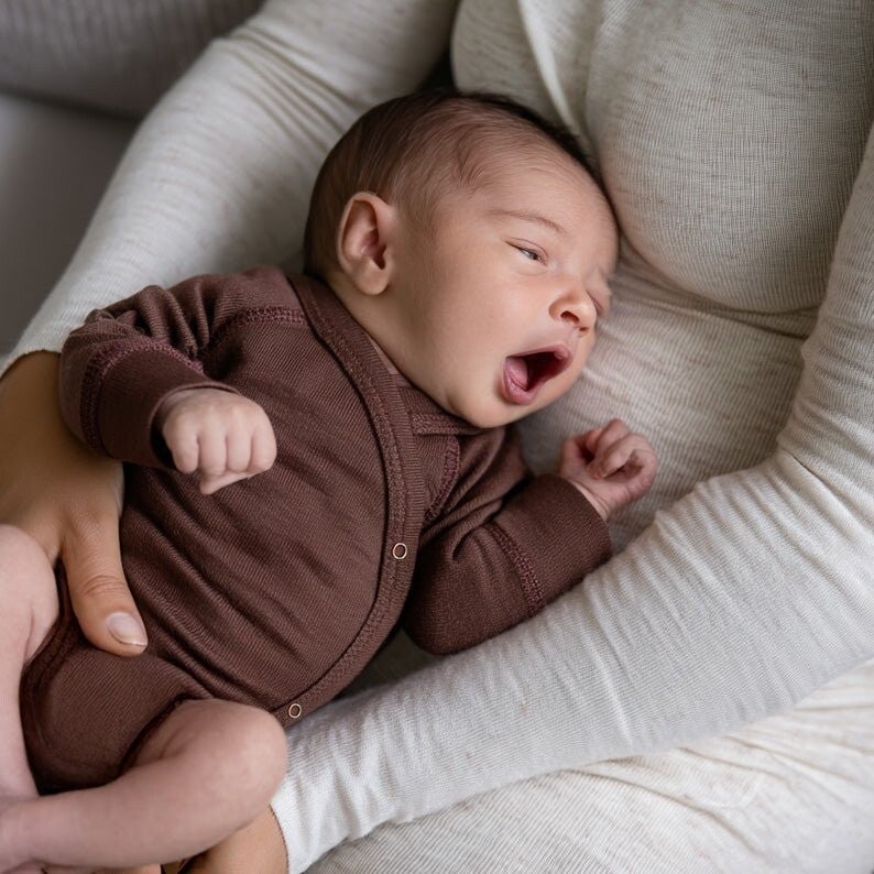 Lille Barn: Wollen Overslagromper lange mouw – Merinowol - Chocolate fondant