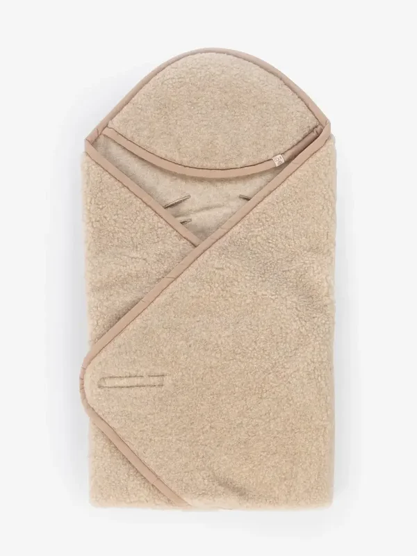 Kico label: Baby wikkeldeken met maxi-cosi openingen - Merinowol  beige