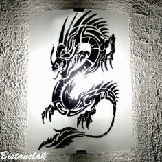cette lampe murale blanche est décorée du motif noir d'un dragon.