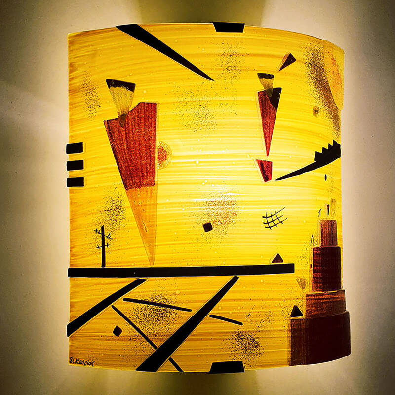 cette lampe murale décorative est ornée dun décor géométrique adapté de Kandinsky, c'est un exemple illustrant la fusion légère du décor.