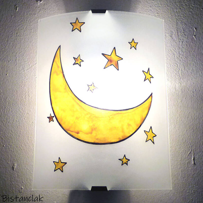 cette applique murale en verre est décorée d&#039;un croissant de lune et entourée de petites étoiles jaunes.