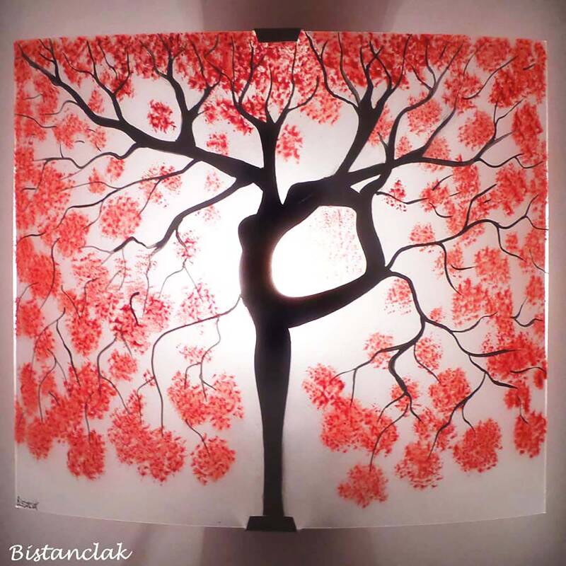 applique murale décorée du motif d'un arbre à l'allure d'une danseuse illustrant le mix du travail à l'émail et à la grisaille.