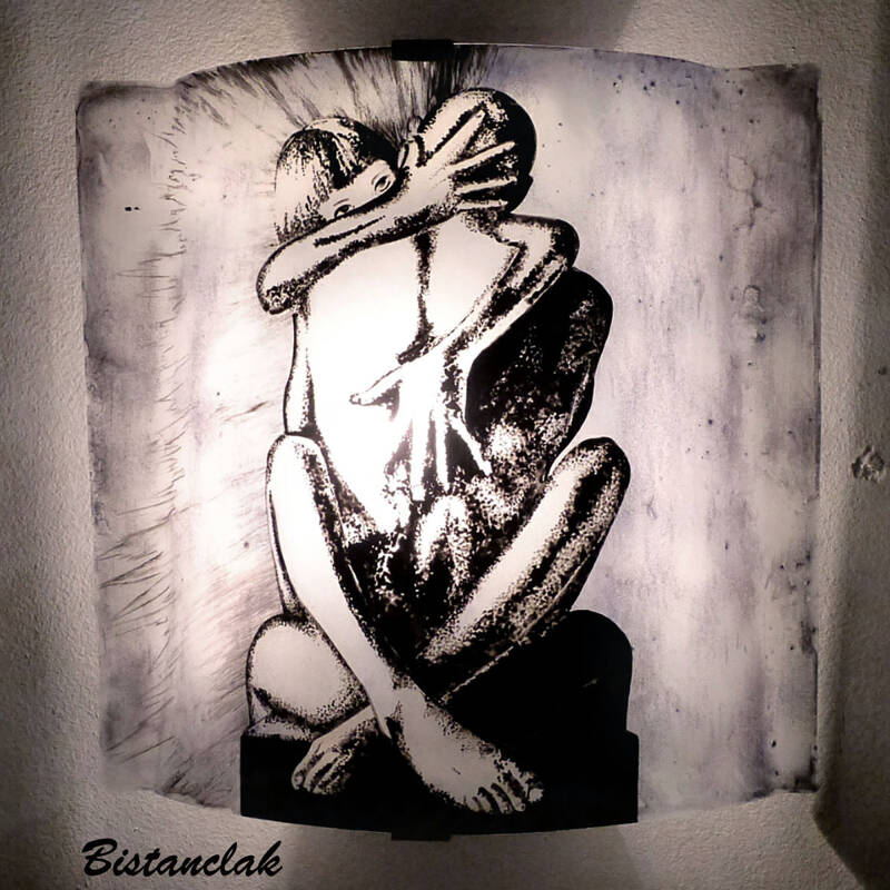 cette lampe murale au motif réaliste représente un couple nu et enlacé