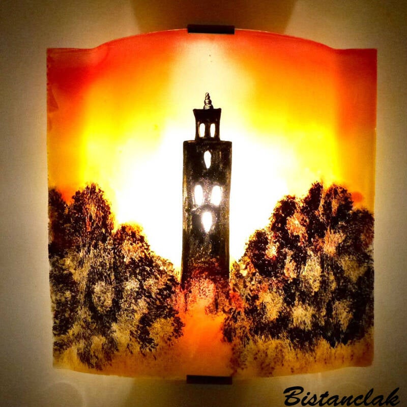 applique murale décorée d'un temple sur un fond jaune, orange et rouge