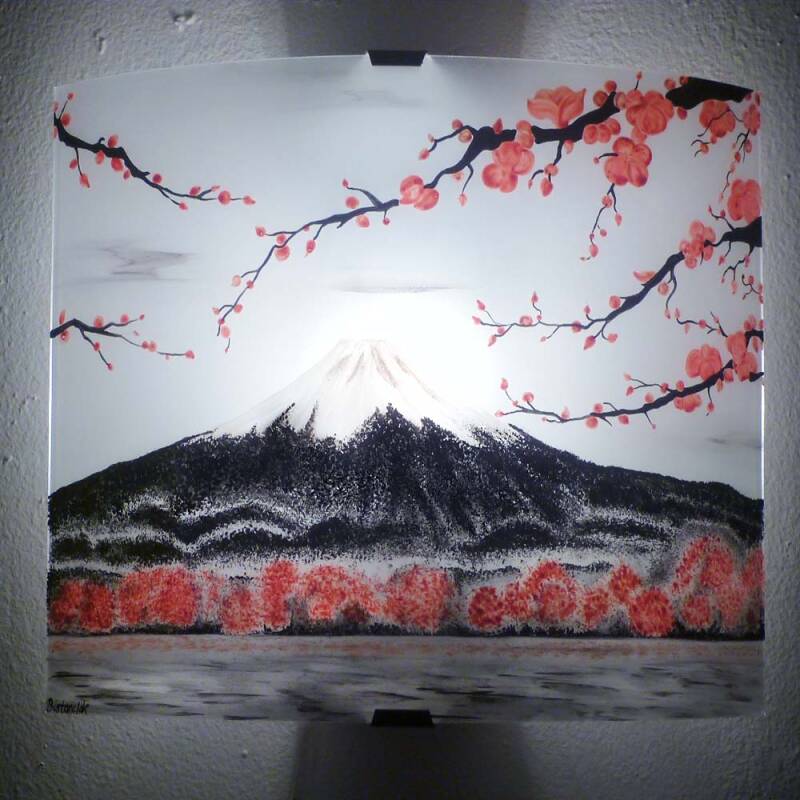 Applique murale décorée du mont Fuji avec son sommet enneigé encadré de branches de cerisiers fleuris et bordés de cerisiers roses.