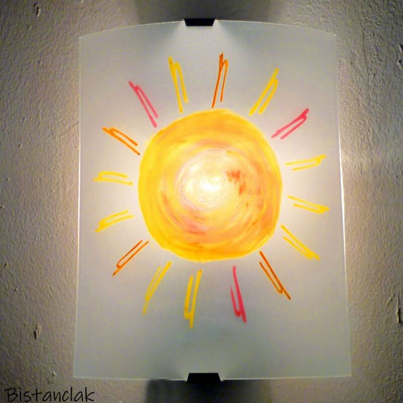 cette applique murale sur mesure est décorée d'un soleil stylisé