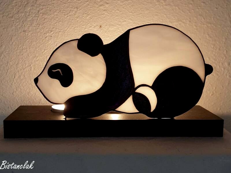 zoom sur les verres utilisés pour la fabrication du bougeoir panda noir et blanc lorsque les bougies sont allumées