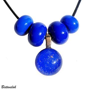 Collier perles et cabochon central bleu roi