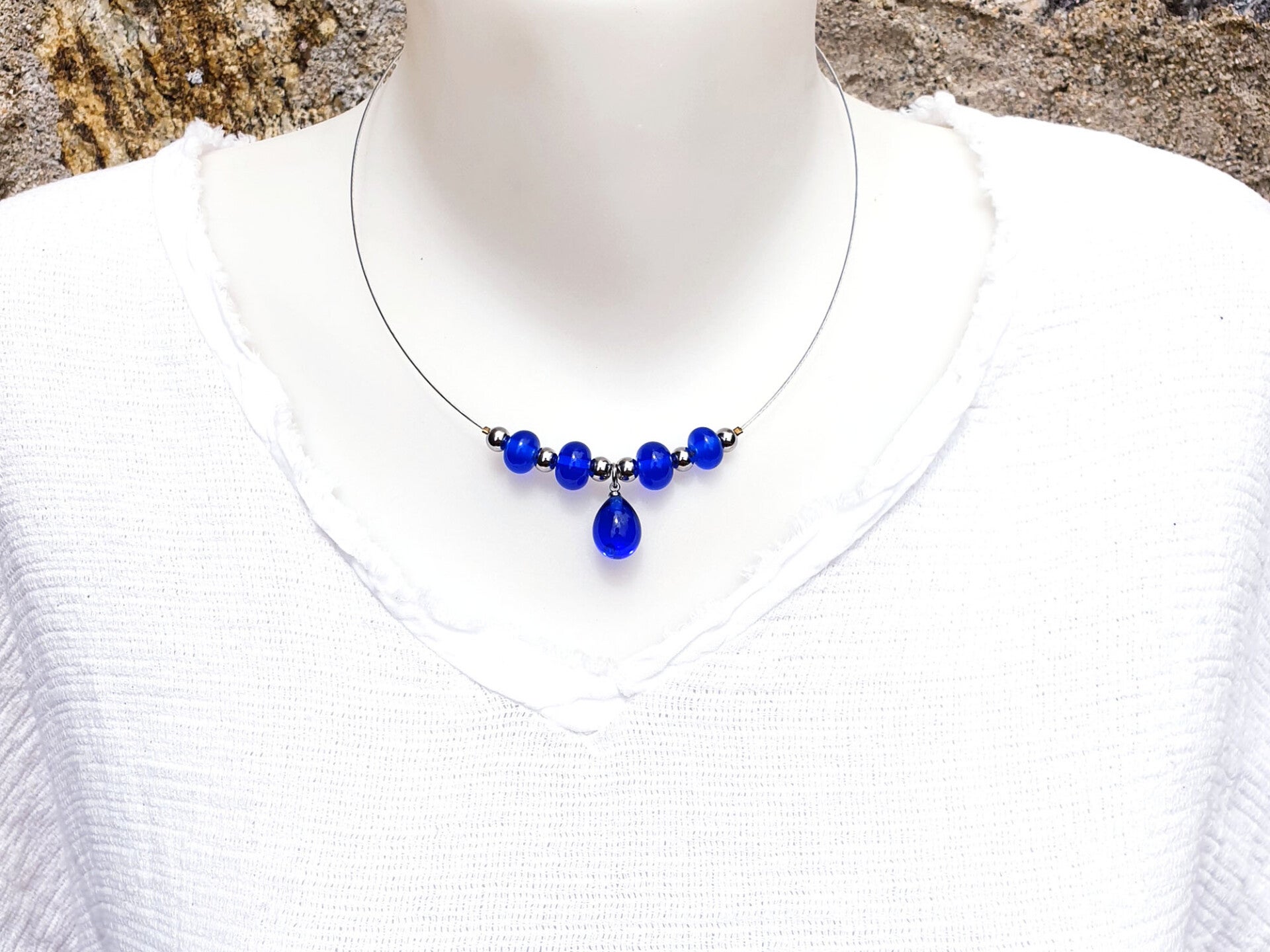 Collier goutte et perles de verre bleu