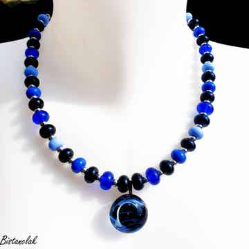 Collier cabochon bleu roi et noir tout en perles de verre