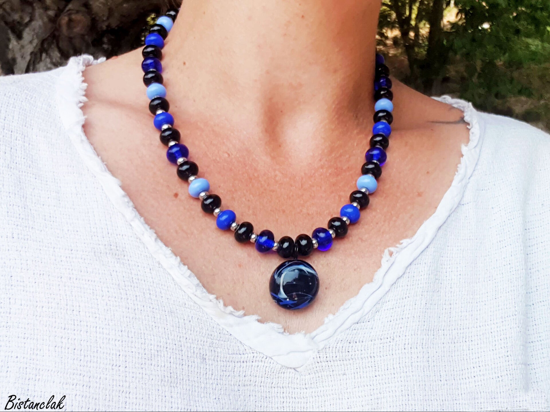 Collier ethnique pendentif rond bleu perles bois