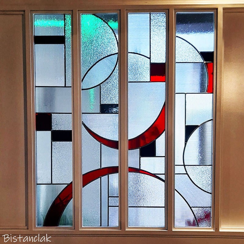 création sur mesure d'un vitrail moderne pour le restaurant l'Adresse à Vals les Bains