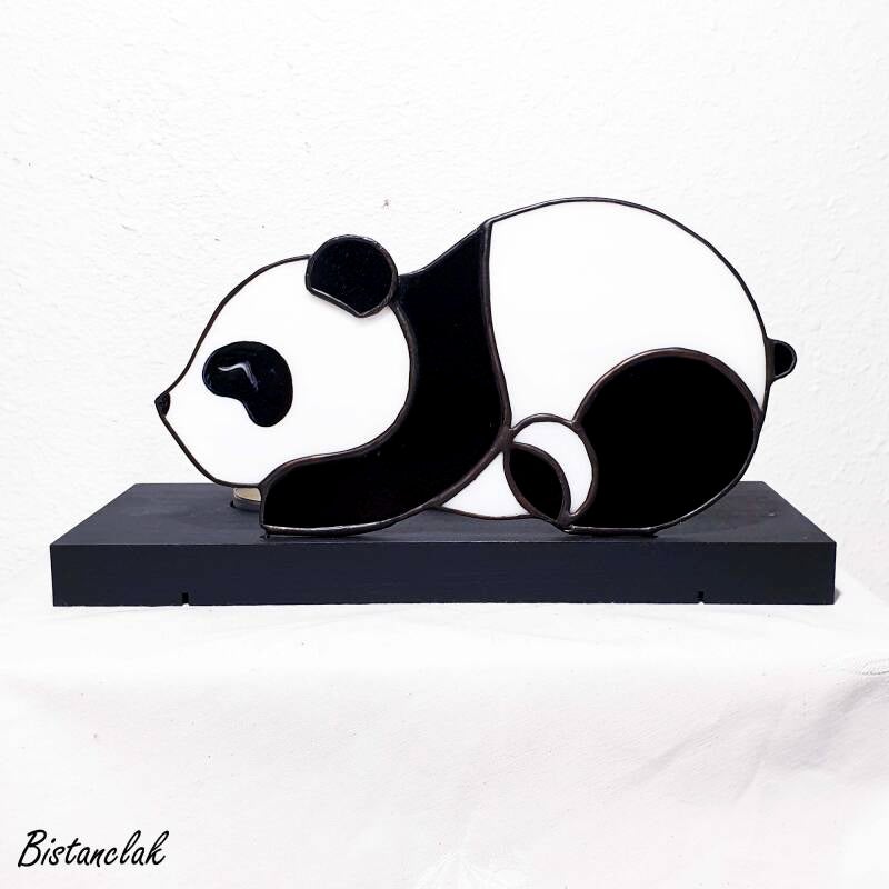 cette décoration vitrail est un bougeoir en forme de joli panda allongé sur le ventre