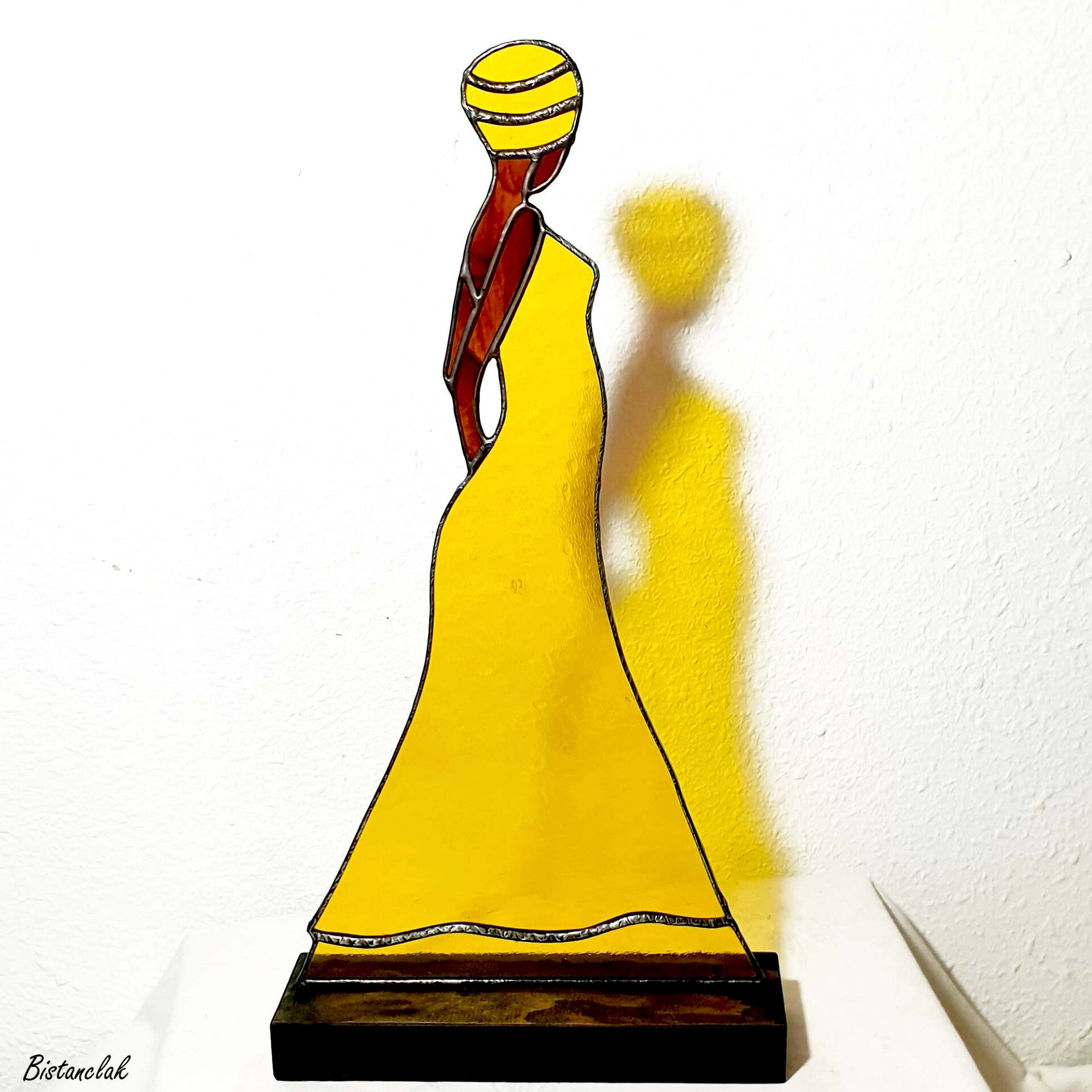 Décoration vitrail Femme africaine en robe jaune