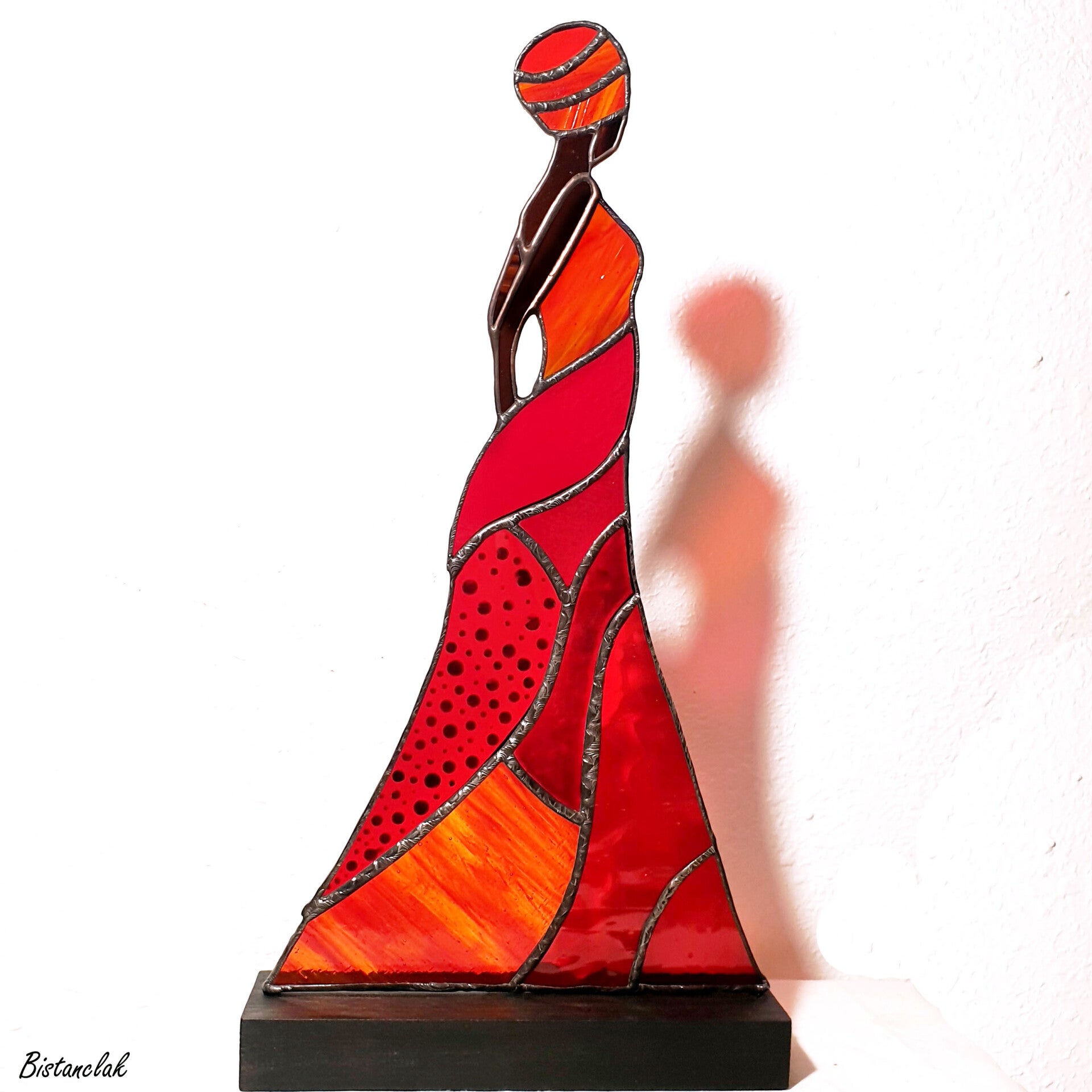 Décoration vitrail Femme africaine en robe rouge