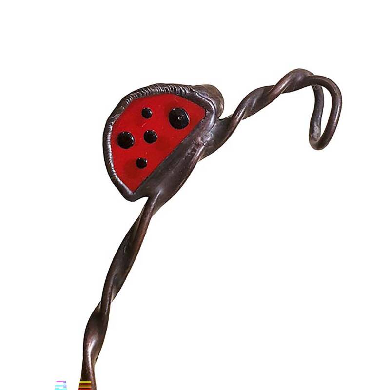 zoom sur la coccinelle rouge opaque à points noirs du parapluie rouge orangé.