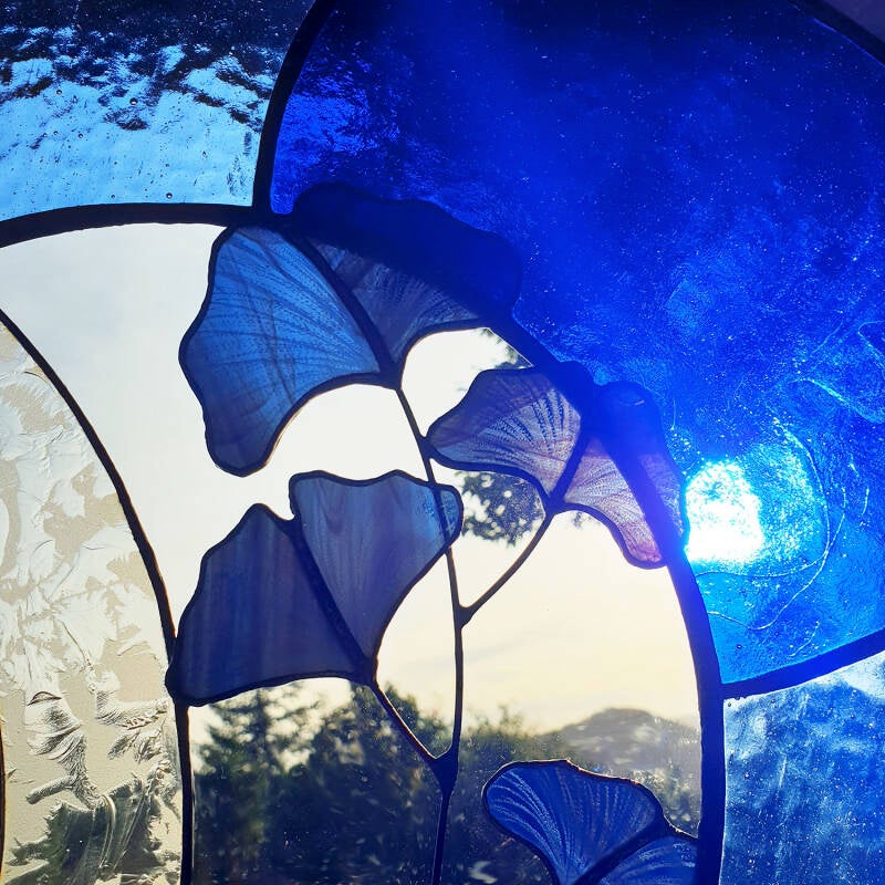 zoom sur la transparence des verres colorés bleus du vitrail 