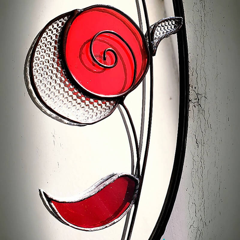 zoom sur une des fleurs en vitrail tiffany décorant le miroir 