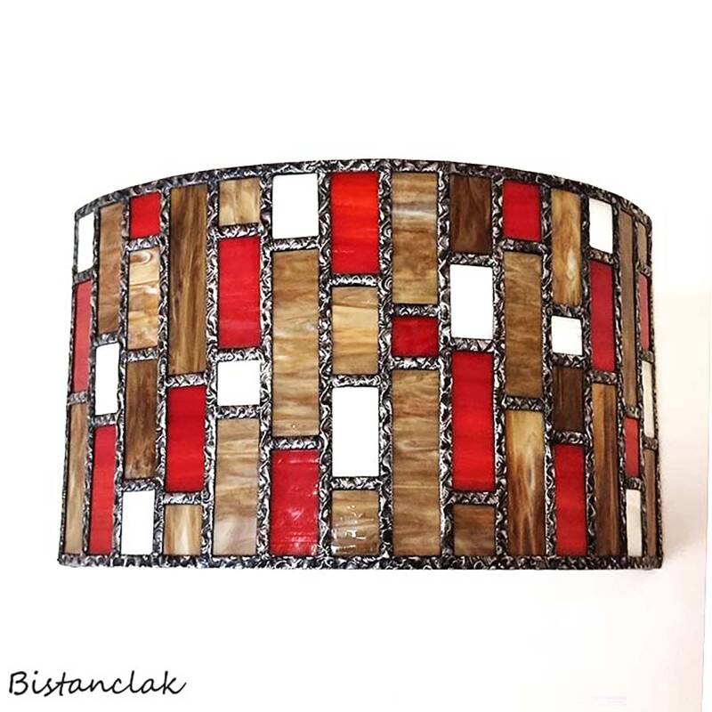 une applique vitrail demi-cylindre présentant les finitions décoratives des soudures