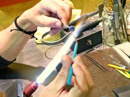 illustration d'une perle de verre en bout de mandrin montrant la fonte d'un fil de verre
