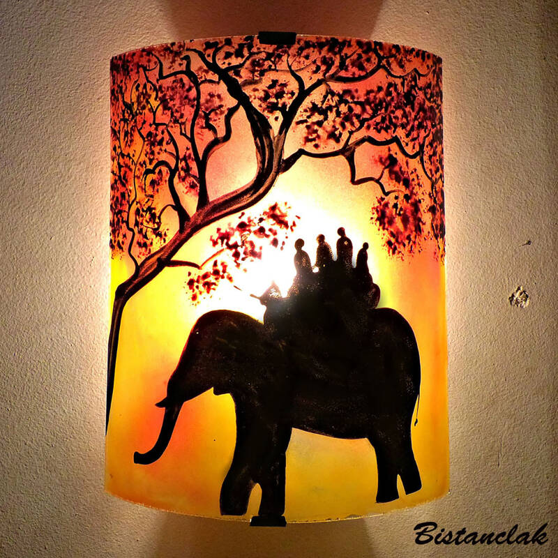 applique murale jaune et rouge décorée d&#039;un gros éléphant