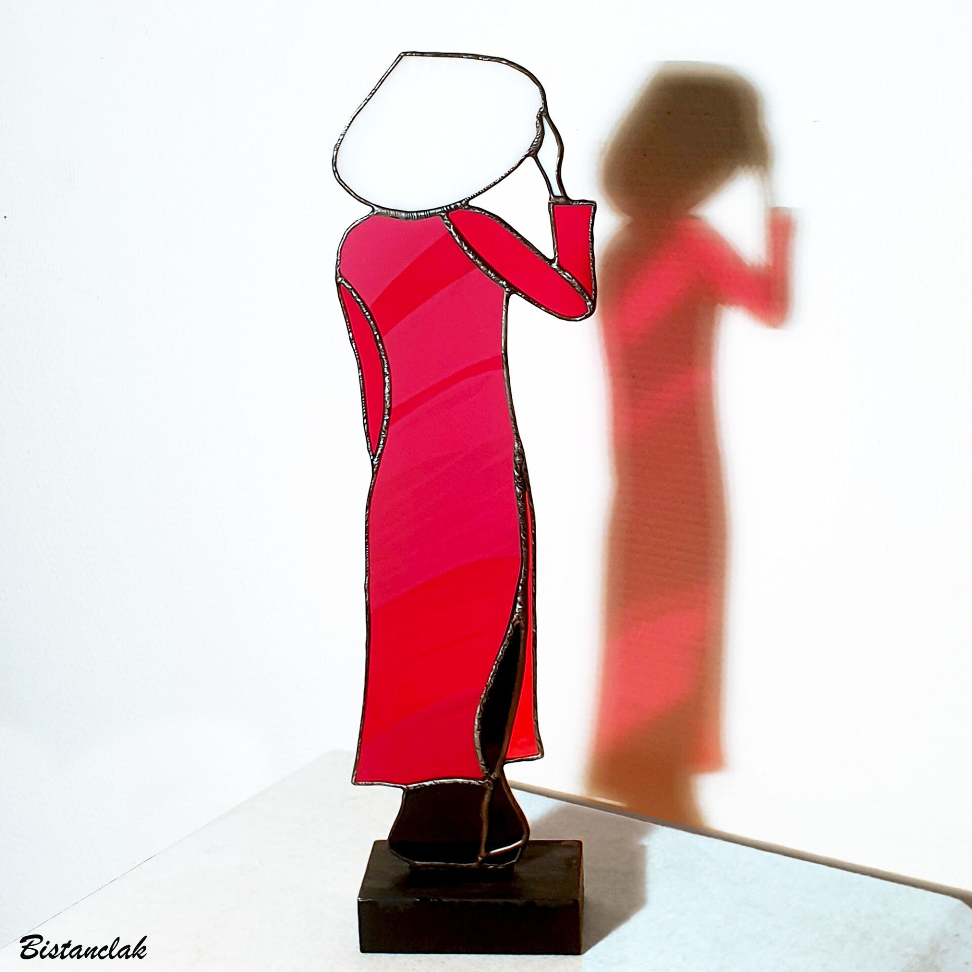 Objet vitrail Femme vietnamienne en rouge et noir