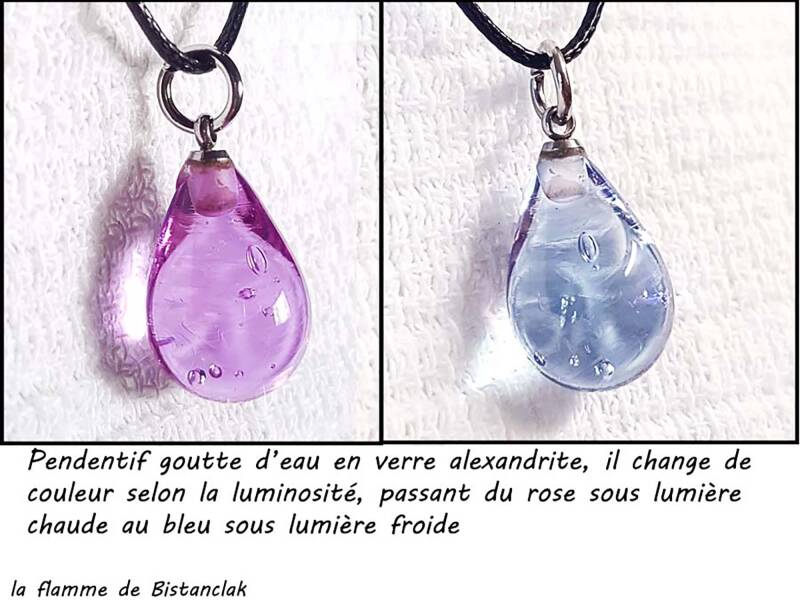 Deux pendentifs en verre alexandrite en forme de goutte sont placés côté à côté, l'un est de couleur rose, l'autre est de couleur bleu. Il est écrit : pendantif goutte d'eau en verre alexandrite, il change de couleur selon la luminosité