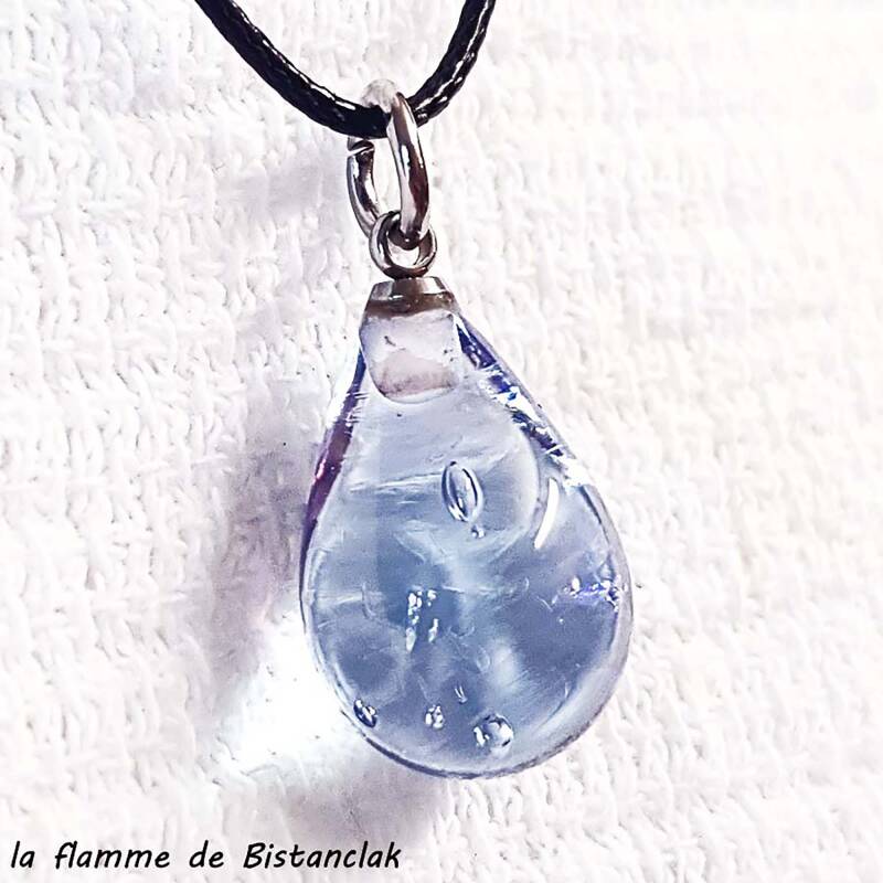 un pendentif en verre filé en forme de goutte d'eau de couleur bleu acier transparent plutôt clair