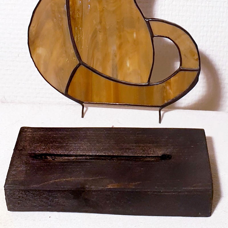 illustration du socle percé et des tiges installées sur le bas di corps du chat.