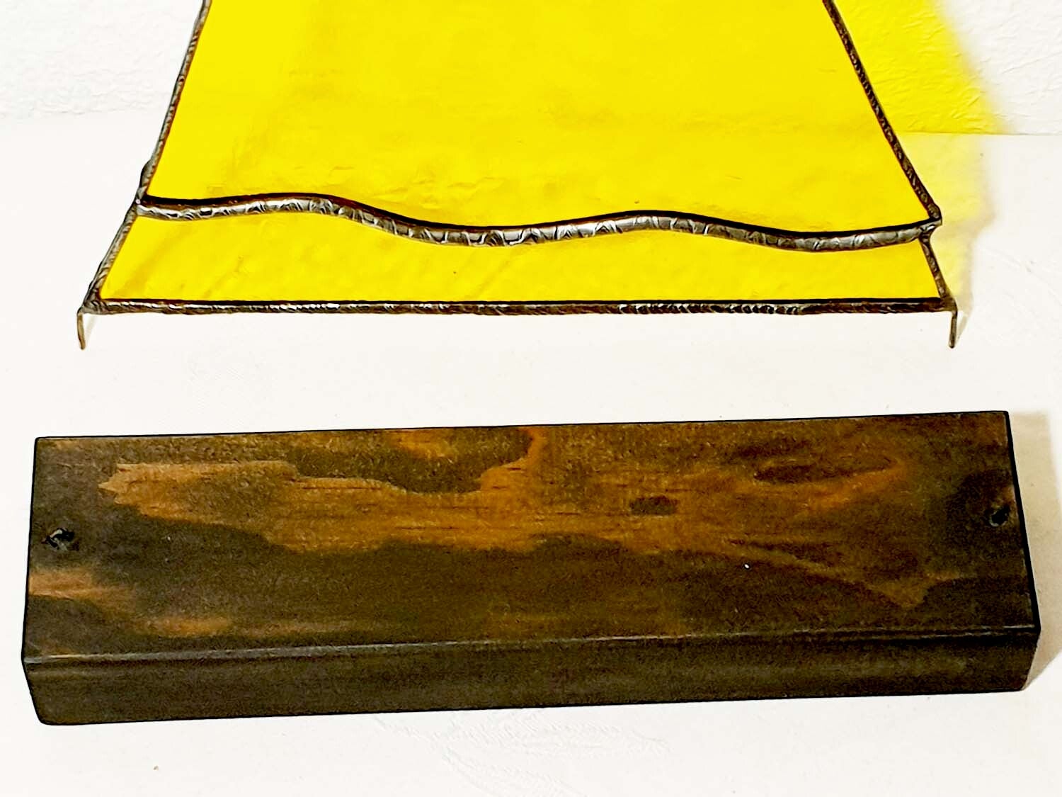 zoom sur le socle de l'africaine en jaune