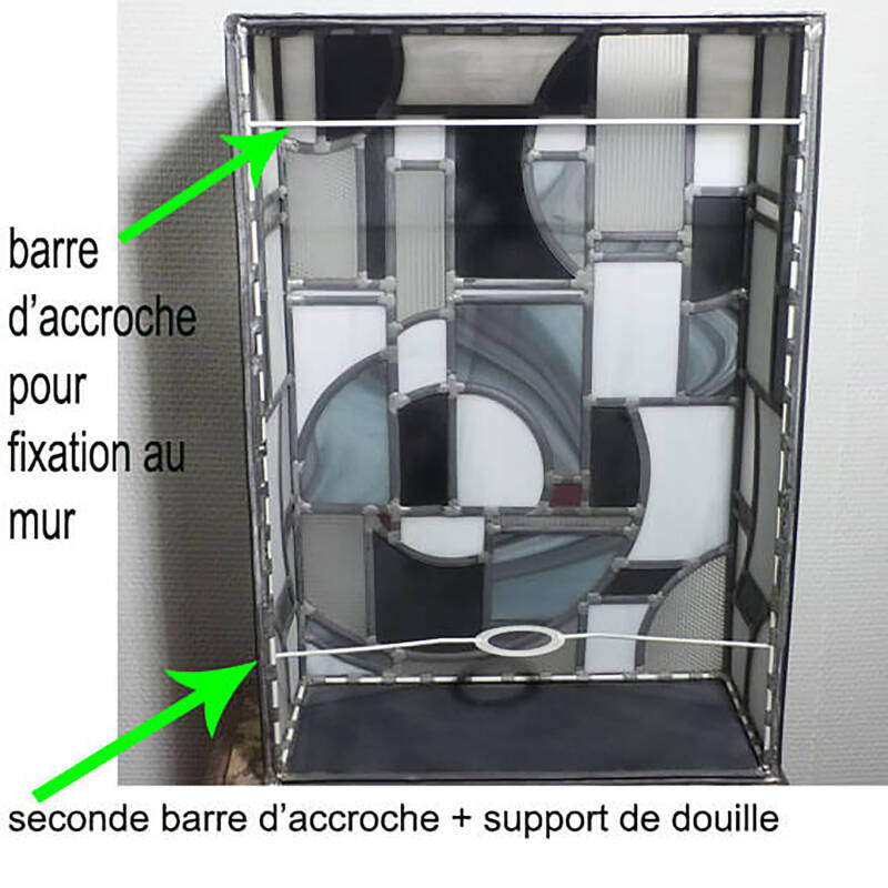 vue intérieure d'une applique vitrail rectangulaire pour visualier la carcasse avec le support de douille et la barre d'accroche