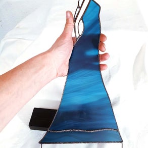 gros plan sur la robe en verre entièrement dépolie.