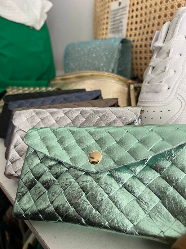 Pochette Portugal - matelassé, 1 bouton aimanté, 1 zip et 3 poches