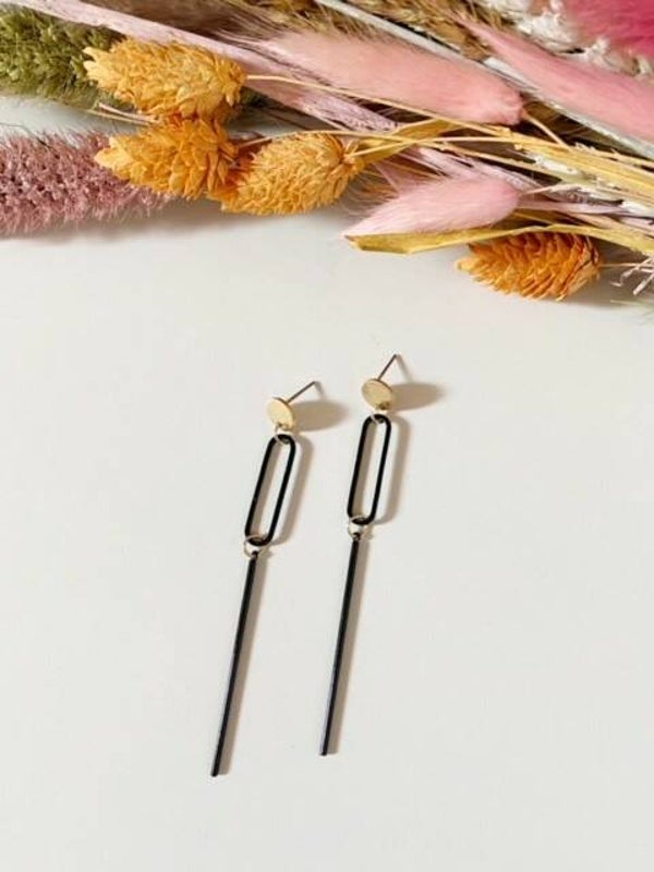 Rae oorbellen zwarte staafjes