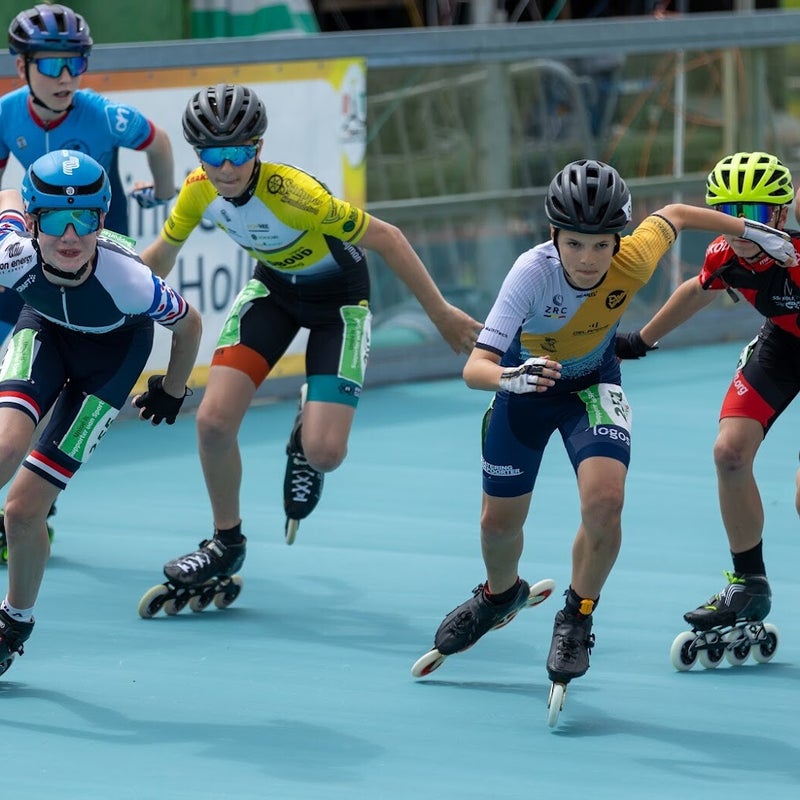 inline-skaten-jeugd-met-pnh-logo-op-achtergrond-standard.jpg