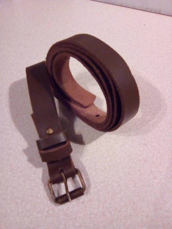 Riem bruin dames smal, maat 110cm