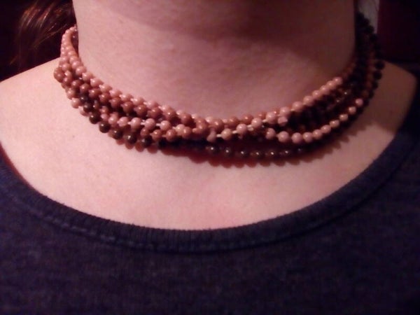 Ketting bruine kralen, gedraaid